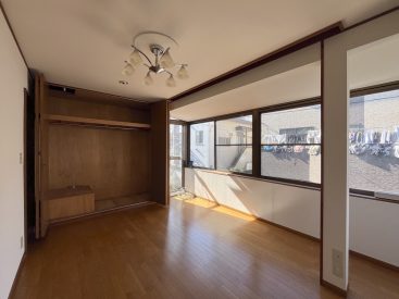 2階の洋室にはかなり大容量の収納付き。