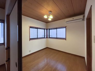 4.5帖は2面採光。エアコンがついています。