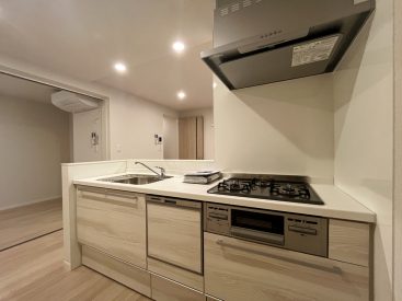 3口ガスコンロ、食洗機もある充実のキッチン。