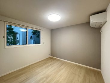 約6帖の一室。こちらはクロスの一部がグレー。