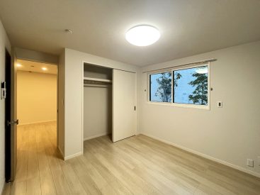 どの部屋にもエアコンと木々の見える窓があります。