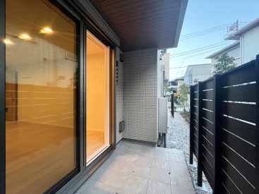 空と木々を感じるテラス。