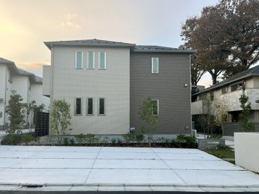 ゆとりのある敷地に、たくさんの木々。同じように家族で暮らす家々が集まった場所です。