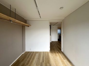 オープンなクローゼットが壁一面にずらりと。