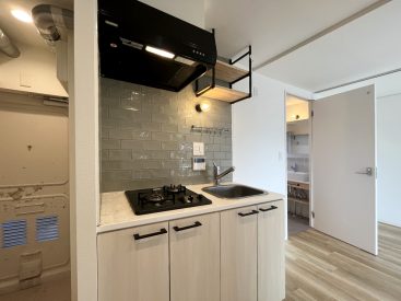 コンパクトめなキッチン。カウンターや棚を設置して使いやすくするのもおすすめ。