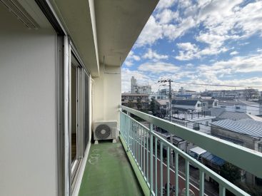 外の風を身体いっぱいに感じられるバルコニー。