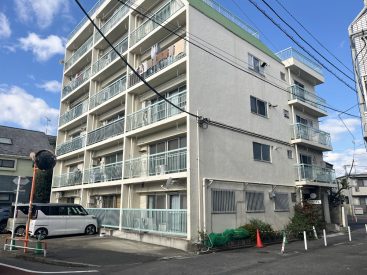 1969年築のマンション。水色のベランダとみどり屋根がレトロ。