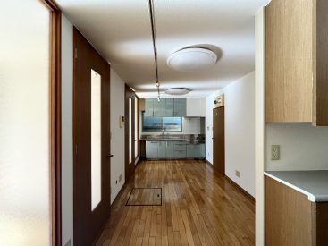 すりガラスから日差しが届くダイニングキッチン。