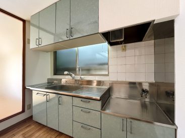 小窓を目の前にしたキッチン。収納も調理スペースも広々。