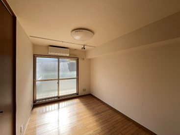 こちらは間取り図左側の5.6帖。