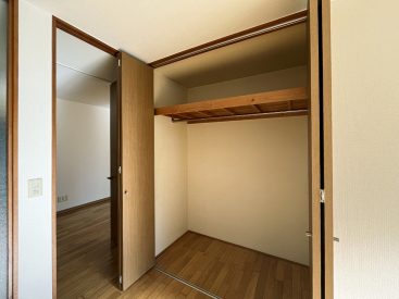 ハンガーパイプのついた収納がひとつ。