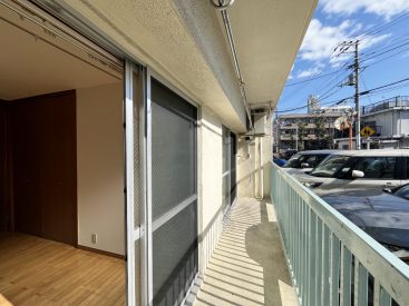 バルコニーは1階ながら日差したっぷり。洗濯機はこのバルコニーになります。