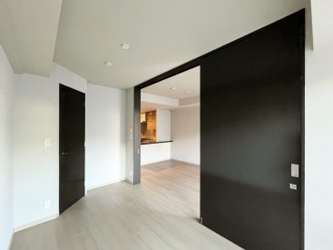 大きなスライドドアで、リビングと仕切ることがでいます。