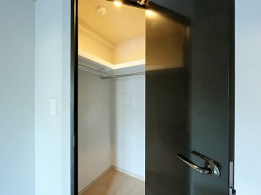 5.5帖にあるクローゼット。服やカバンなどの収納に。