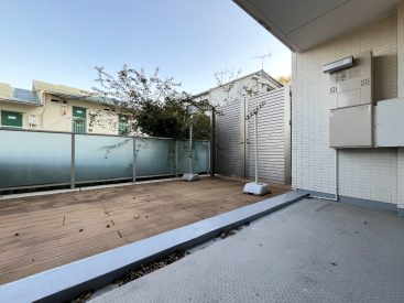 まるでもうひとつの部屋のような、広々としたテラス。