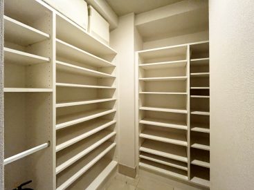 玄関横にあるウォークインクローゼット。ストック品や季節物はまとめてここに。