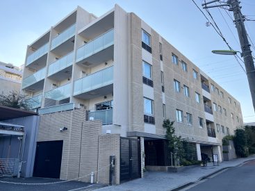 坂の途中に建った 2012年築のマンション。