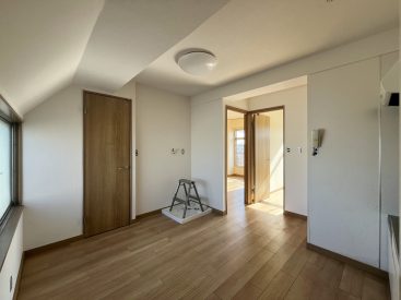 玄関からまず始まるダイニングキッチン。