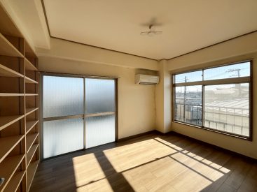 たっぷりの日差しが入る5.8帖。