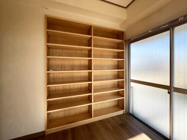 ずらりと高さのある棚。