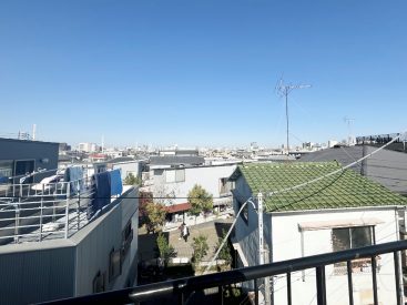 青空と「BONUS TRACK」のある穏やかな街が見えます。