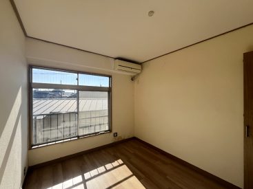 4.5帖にもしっかりとした日差し。エアコンもあります。