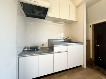 ガスコンロが置けるキッチン。冷蔵庫は左側のスペースに置くことができます。