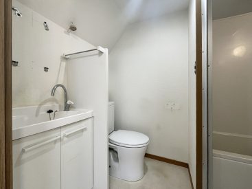 洗面脱衣所には、オープンなつくりのトイレが。