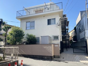 1972年築のマンション。建物は古めですが室内は2025年10月にリフォーム。