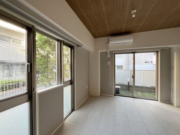 窓の先に見えるの緑道。