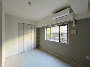 約6.05帖の部屋。寝室や収納など柔軟に使うことができます。