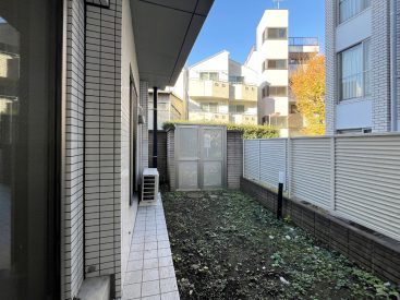 青空と緑道が見えるバルコニー。