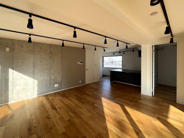 フローリングとRC打ちっぱなしの内装。