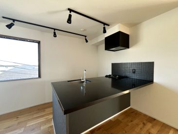 シックなデザインのカウンターキッチン。