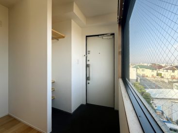 玄関はフラットめなつくり。靴箱はオープンなものが。