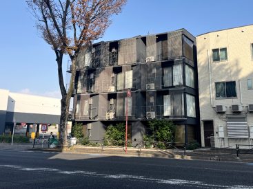 甲州街道の大通り沿いに建つマンション。