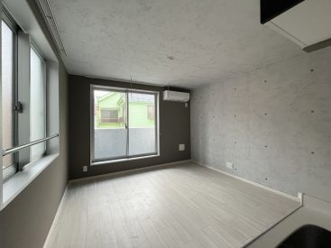 RC打ちっぱなし面にダークカラーが合わさった内装。