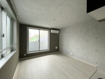 RC打ちっぱなし面にダークカラーが合わさった内装。