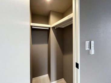 2面に収納スペースがあるクローゼット。
