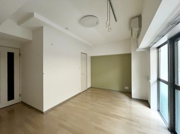 すっきりとした印象の一室。