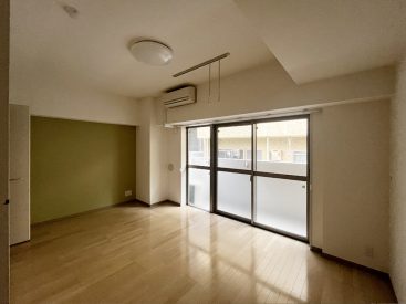 3面の窓と、みどりの壁が明るい印象。