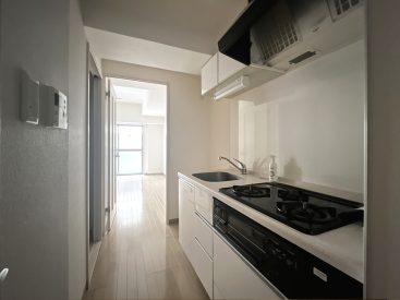 キッチンは玄関側に。