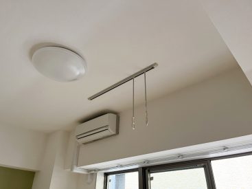 天井には洗濯物用の物干し。