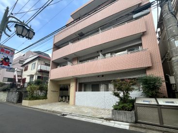 商店街の裏手に建つマンション。