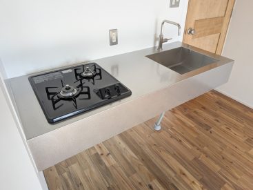 空いているキッチン下は自由にアレンジ可能。