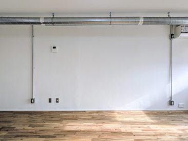 白で統一した壁と天井に、深みあるアカシア無垢フローリング。