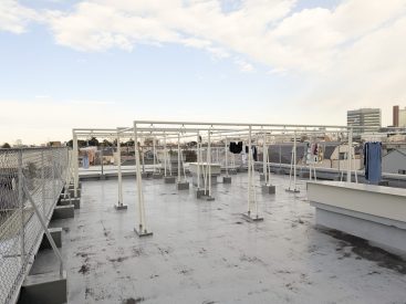 屋上スペースで気持ちよく洗濯物を干せます。