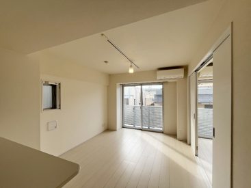 光に満ちたリビングダイニング。