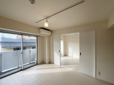 白い床と壁が日差しを反射して明るい空間に。