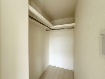 たっぷりしまえるウォークインクローゼットがひとつ。